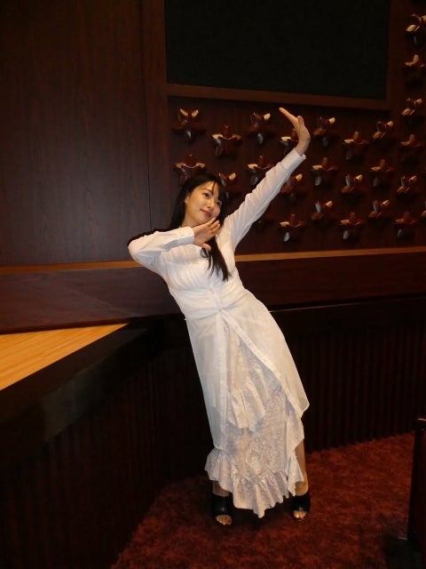 桜井日奈子、“いきなり”のポージングで魅せる余裕とユーモア。純白ドレスで弾ける遊び心が止まらない