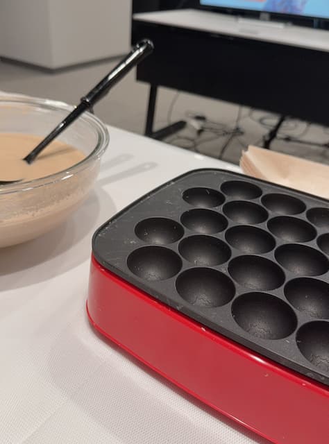 人気声優の内田真礼がファンクラブイベントで“タコパ”を楽しむ