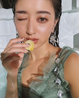 みちょぱ、まるで人魚？！水に滴るいい女ショット公開！