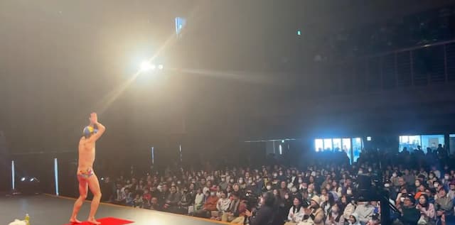 「もみじ饅頭おっぱっぴー」小島よしおが広島・宮島で大盛り上がりの営業