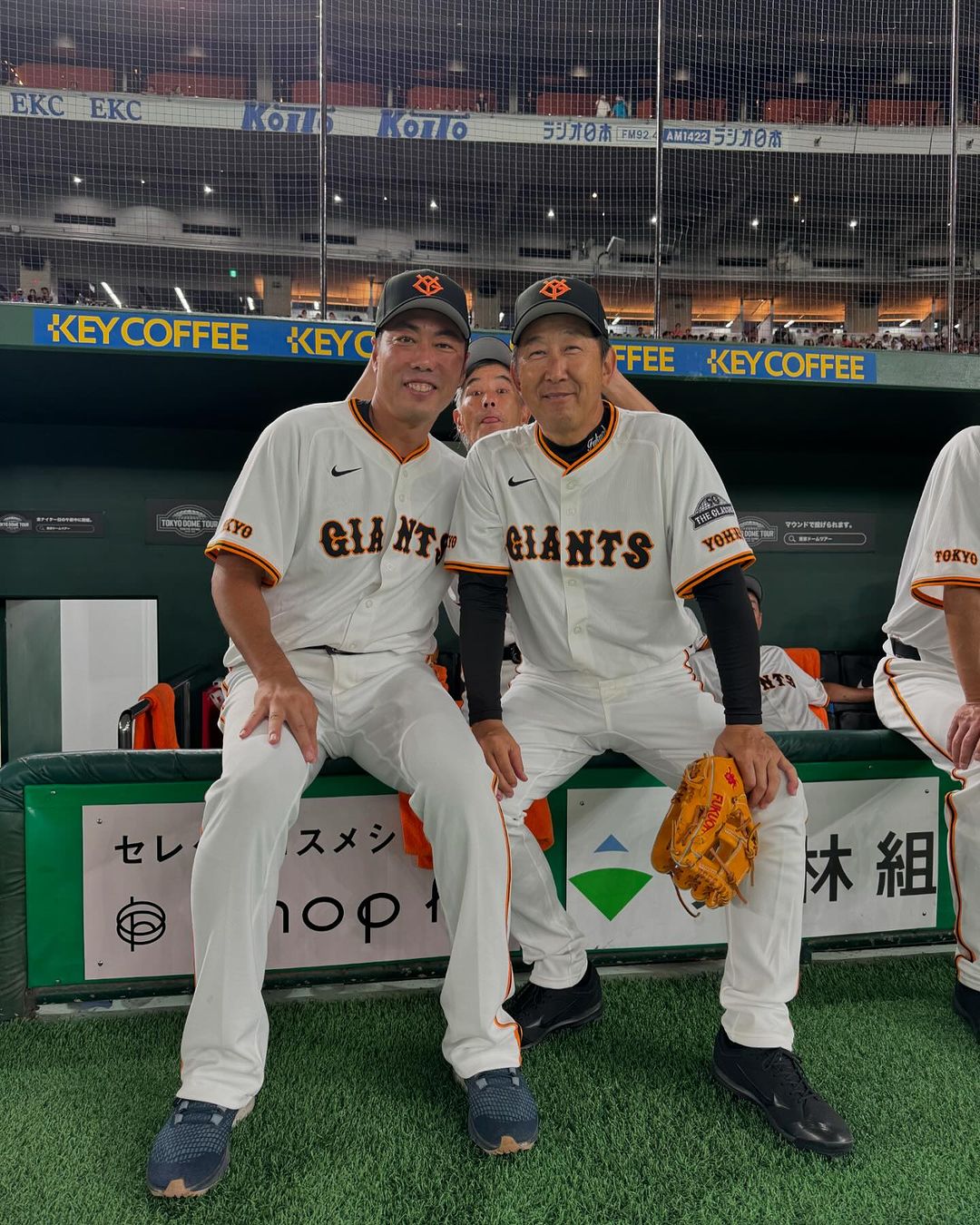 上原浩治と福王昭仁との2ショットにあのレジェンドが写り込み！？超豪華ショットにファン歓喜