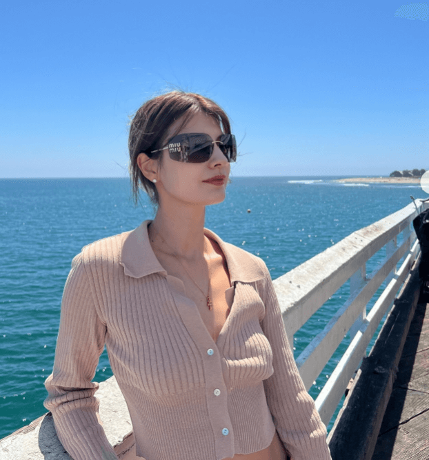 マギー、最新の投稿でファンを魅了！サングラスの姿と美しさ絶賛の声