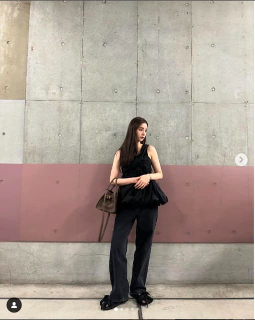 新木優子　ブラックコーデを披露