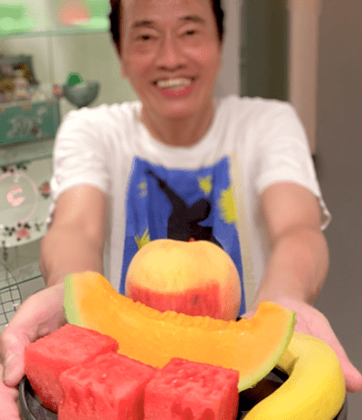 俳優・遠藤憲一がカットフルーツを手に満面の笑み🍉「か、かわいい…」と話題に