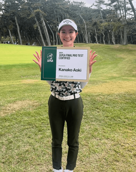 美女ゴルファー・青木香奈子「プロテスト合格しました！」ボードを両手に可憐な記念フォトを公開「祝福の声続々」
