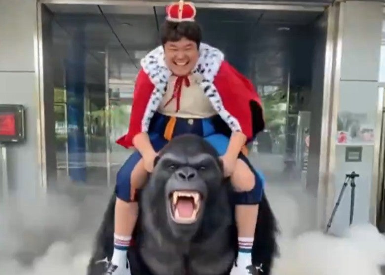 ゴリけんがゴリラにまたがり“出陣”ポーズ披露　爆笑必至のAI動画が話題に
