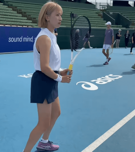 「世界一のコーチいるし！ジョコビッチも！」金髪美女テニスプレイヤー、レジェンド集うイベント参加で大反響「震えた」