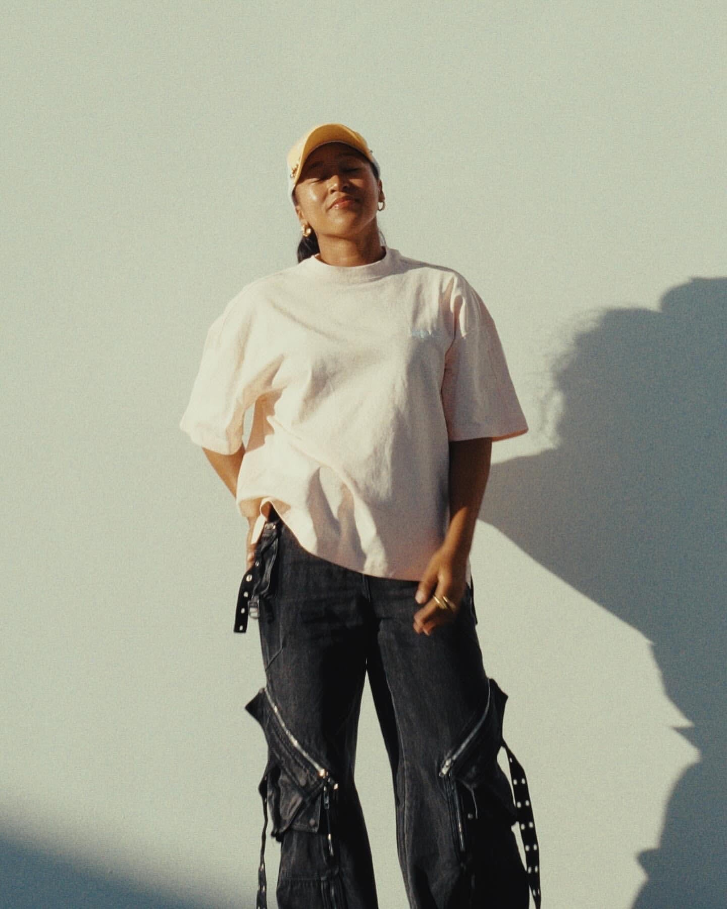 大坂なおみのデニムカジュアルコーデがカッコよすぎると世界で話題に！「はにかむ笑顔が素敵」