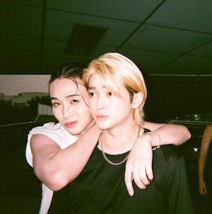 高橋文哉、超人気Youtuberにハグされて微妙な表情に...。