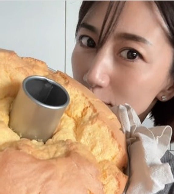 「お菓子作り大好き〜！」東原亜紀が自分の誕生日にケーキ作り！