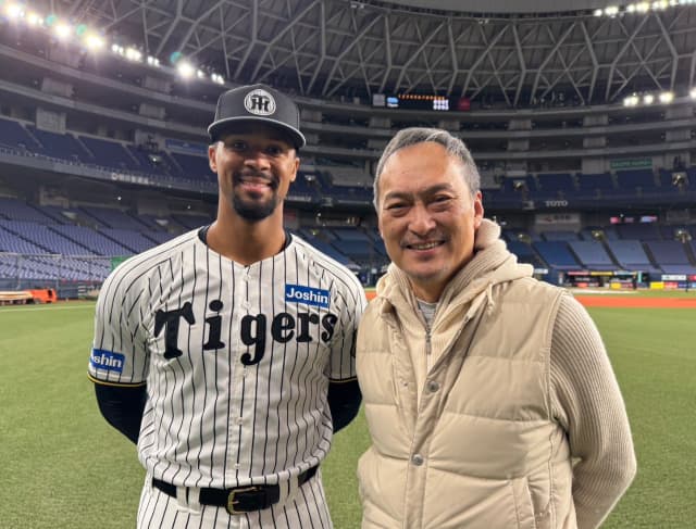 渡辺謙、阪神タイガースの新外国人投手に「頑張って」と声を掛けツーショット