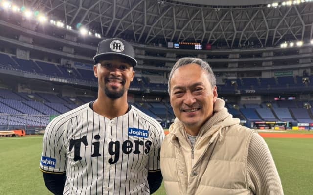 渡辺謙、阪神タイガースの新外国人投手に「頑張って」と声を掛けツーショット