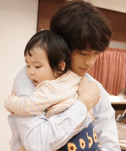 佐野勇が“親心”に目覚める「何に変えても守りたいという」 『おむすび』娘役の花ちゃんにメロメロ