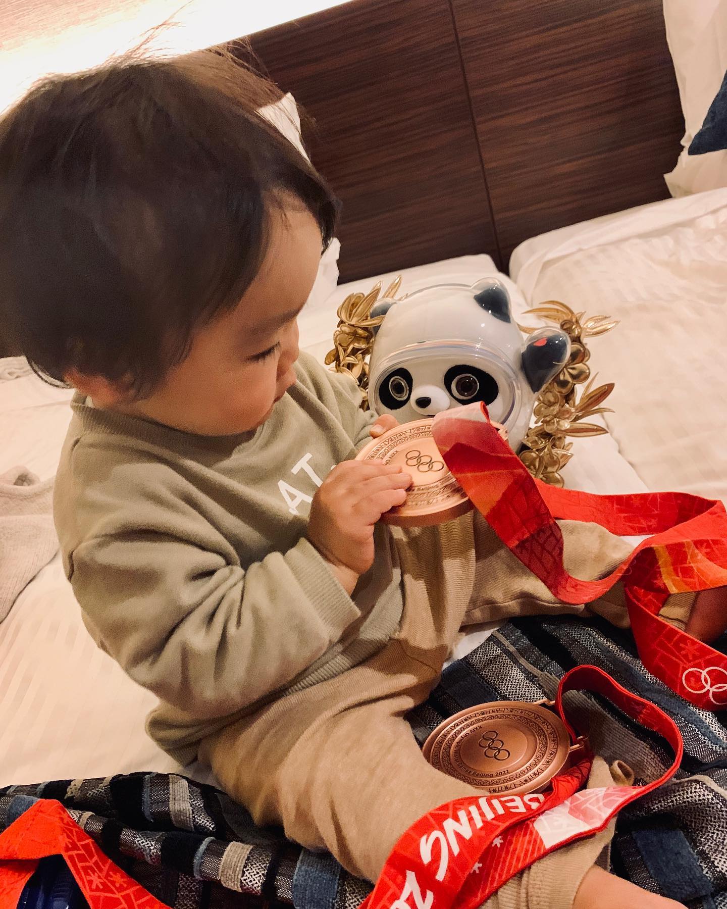 渡部暁斗さんが息子に豪華すぎるお土産⁉︎ビン・ドゥンドゥンそっちのけで夢中に😳😳