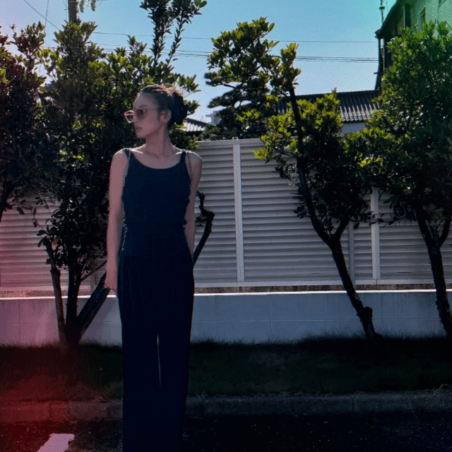 【西山茉希の夏休み】黒コーデで休日を謳歌、クールビューティーな最新ショット