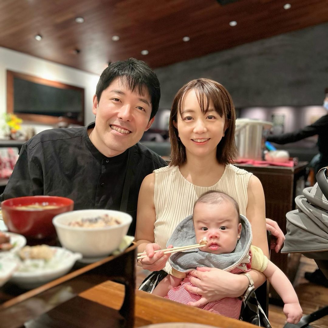 福田萌が夫・オリラジ中田敦彦とともに次男のお食い初め3Sを披露