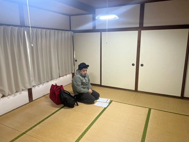 「拝啓、生きてます。」とろサーモン 久保田が”極寒の独房”のような楽屋で生存報告!?