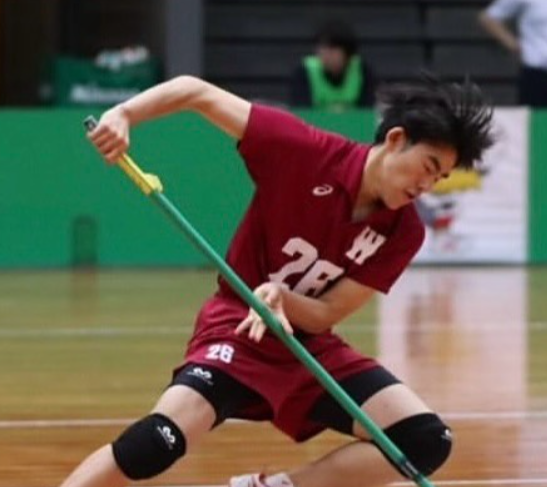 爽快清掃ショット！早稲田1年リベロ・本多心が見せた“床磨き”姿に注目