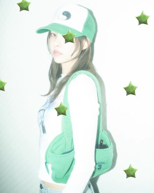 ILLIT・ユナ 緑の帽子とバッグのカジュアルコーデを披露