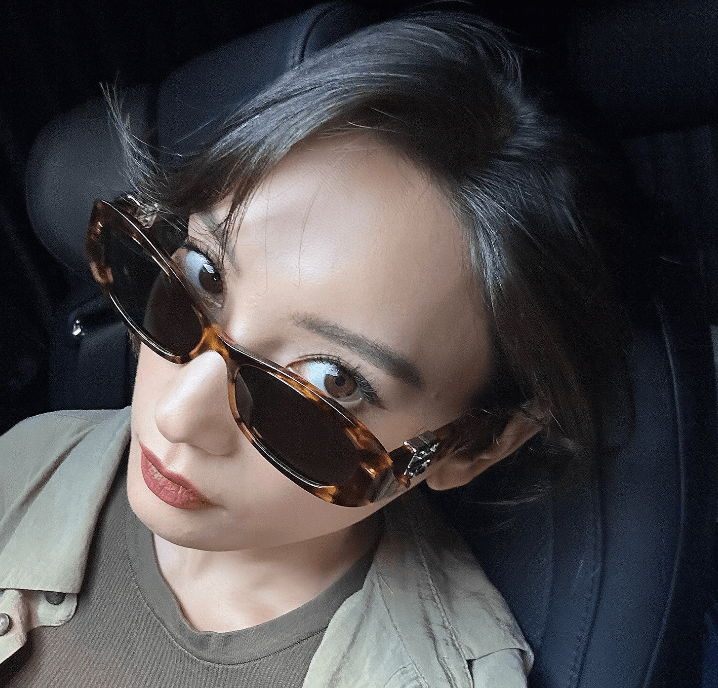 菜々緒、ドラマ”無能の鷹”の放送に先駆け、クールな車内オフショットを披露！