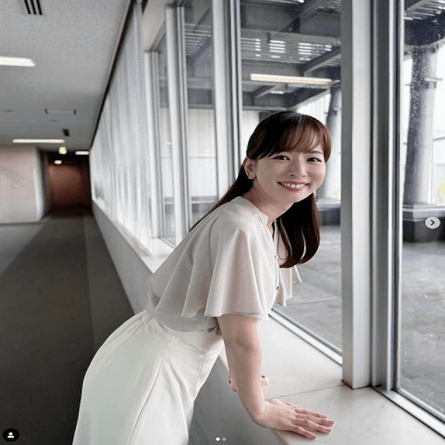 白の妖精！？皆藤愛子の純白コーデとサイドからの眼差しにドキドキ