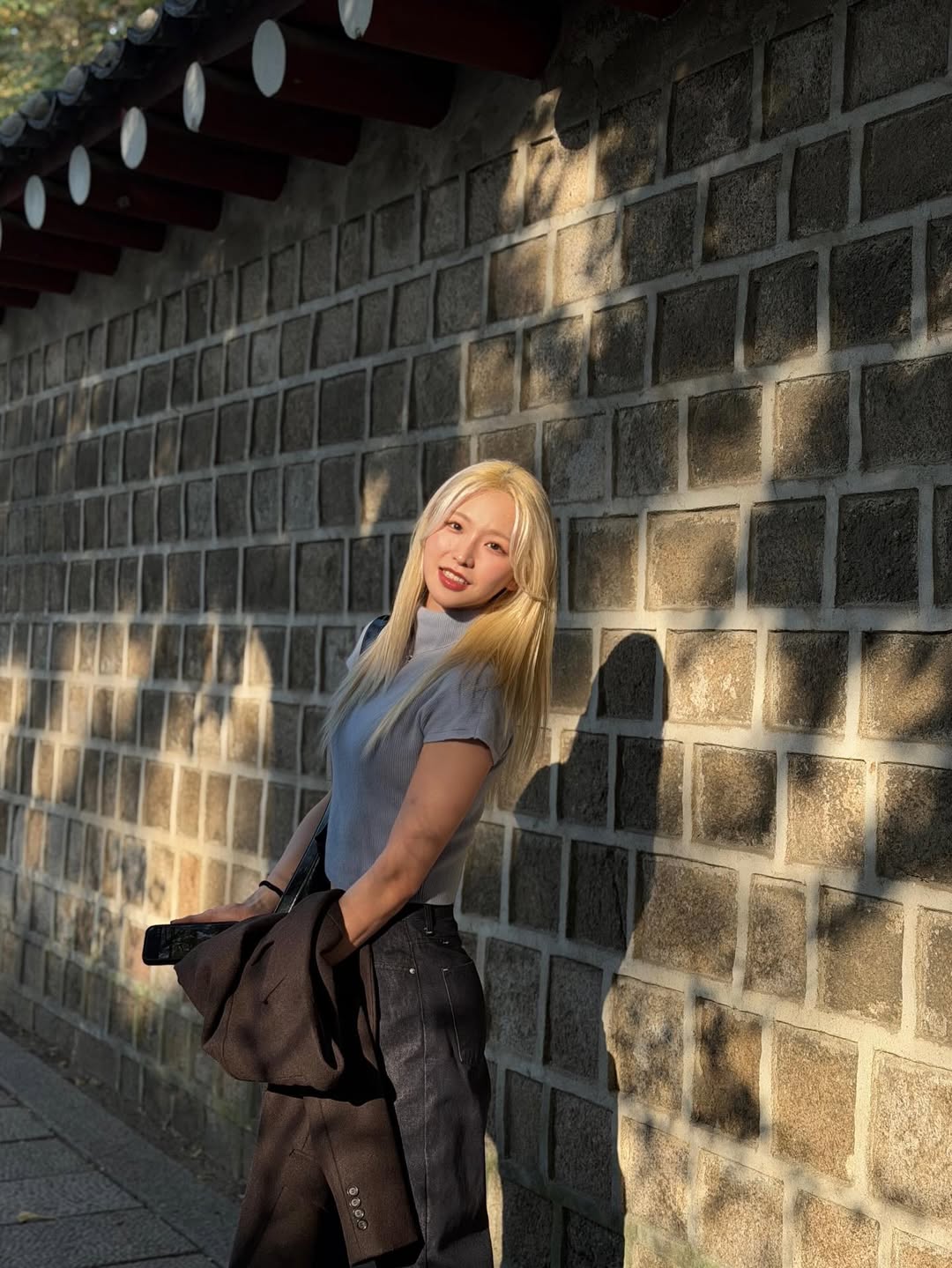 “Vバック水着”の美女が一変…フィンスイマー・ミンジョン、秋の街角で見せた柔らかな微笑み