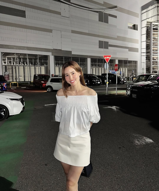 オフショル＆ミニスカ美肌あらわ！美女フットボーラー、美しすぎるプライベートオフショ披露も「アスリートバレちゃう、、」