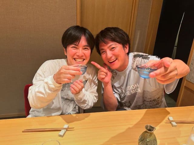 「優勝おめでとうございます」上地雄輔、キングオブコントチャンピオンと2ショット！！