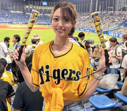 「ユニ似合いすぎ！可愛い」美女モデル、ユニ姿・とらほーショットが