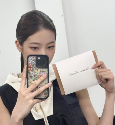 LE SSERAFIM・カズハが自撮りショットを披露　美しい姿がファンの間で話題に👀✨