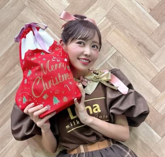 「お団子るなぴ可愛すぎる」FRUITS ZIPPER・仲川瑠夏、チョコレート色の激かわ衣装を披露！