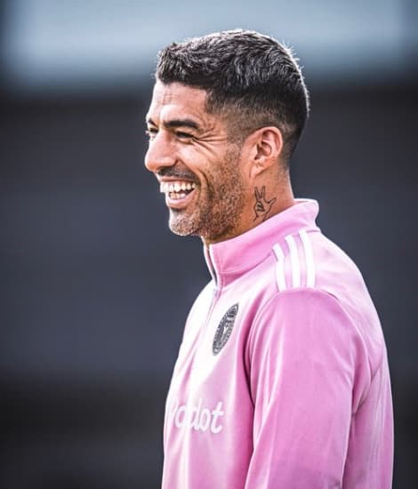 ルイス・スアレス、「Smile 😁」とコメントし、笑顔の写真を投稿