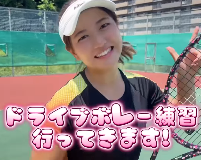「行ってきます！」女子高生社長のテニスプレーヤー、可憐に打ち抜くドライブボレーシーンを披露！