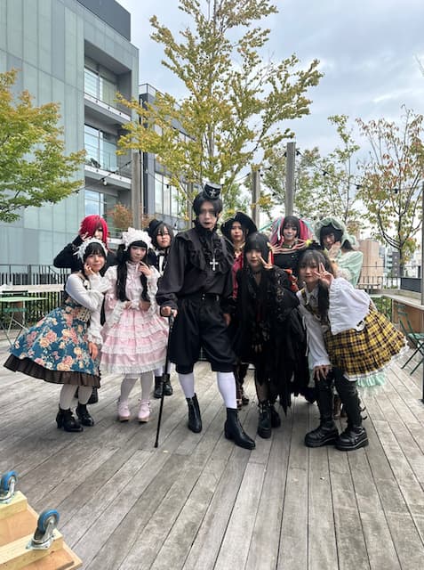 あの人気芸人がゴスロリ姿に！「マッチョでもゴスロリ似合うんですね……！！」