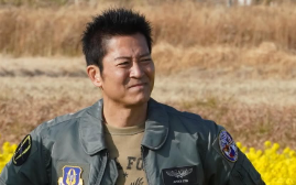 寺脇康文、菜の花畑での一枚を公開「春の訪れを感じるね」