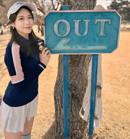 「こんな瞳で見つめられたら…こっちがOUT」ゴルフ美女子、美脚眩しい”白ミニウェア姿＆爽快スイング”を見せファン・ノックアウト！