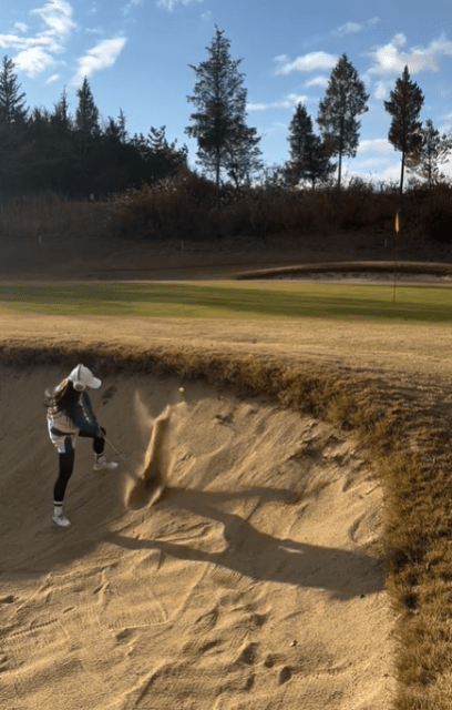 「これ出るの！？」ゴルフ系インフルエンサー・くるみっきー、激ムズバンカーから見事グリーンへ！