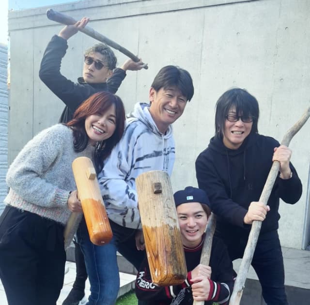 相川七瀬がベイスターズ・三浦監督らと餅つきを行う「つきたてのお餅はほんとに美味しい」