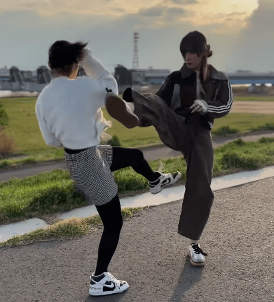 「ナイスキック！」美女キックボクサー、緑が美しい自然をバックに”姉妹・格闘トレムービー”を公開！ファン注目の眼差し「素晴らしい」