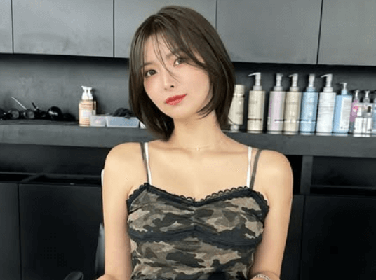 「美しい」美女インフルエンサーの”メンテタイム”！迷彩柄キャミコーデの公開にファンうっとり「LOVE」