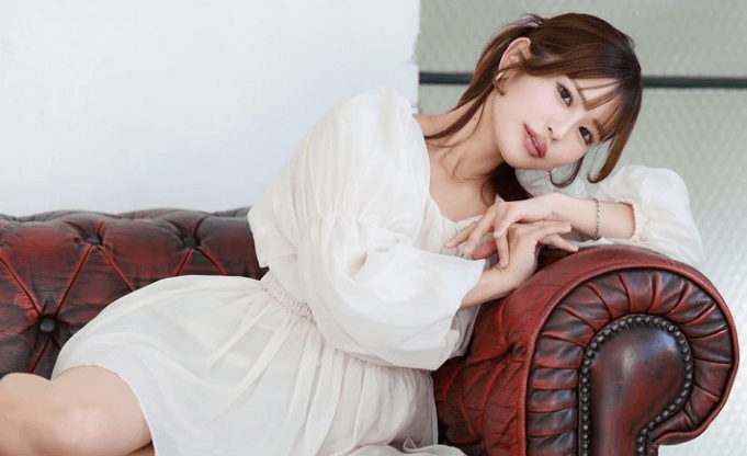 「めんこいのうっ…！」あの人気モデル、ヴィンテージソファーで”流し目スマイル・ショット”を魅せファン夢心地！