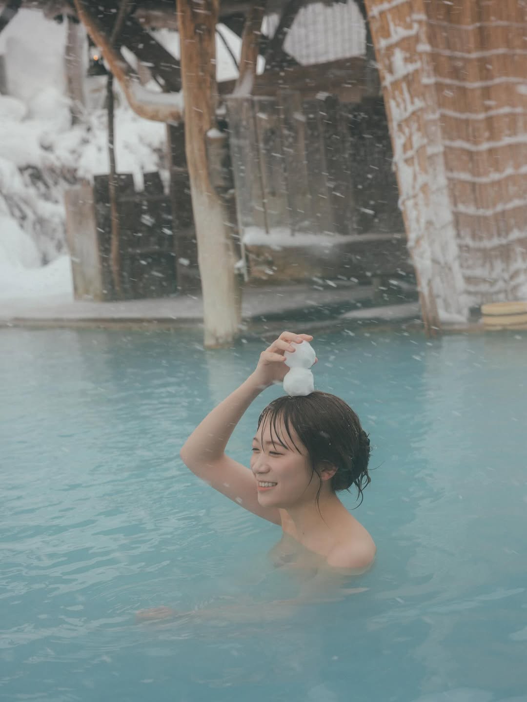 「セクシーまなったん」秋元真夏、雪の降る中温泉に浸かるショットを大公開！