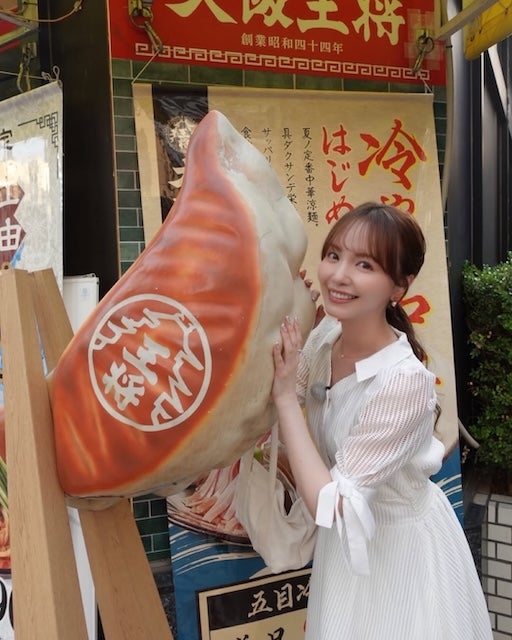 タレント・山根千佳、「大きな餃子」とのツーショット公開！