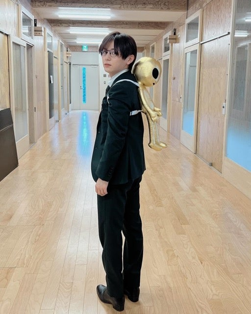 山田涼介、出演ドラマのオフショットに「生徒になりまーす」