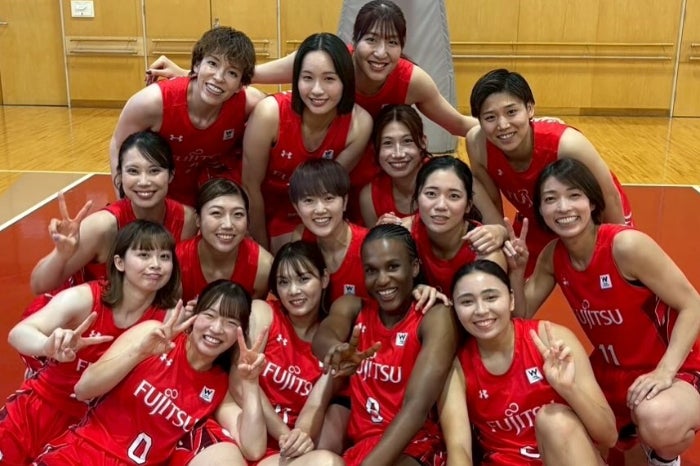 バスケ女子の眩しい笑顔！！富士通のポスター、ファンも「欲し〜い」！！