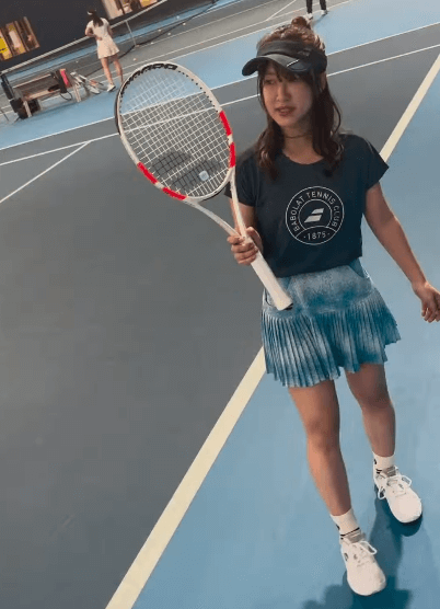 テニス美女子・みゆ、可愛くて優しい世界のテニスサークルに参加！”ブループリーツの美脚ウェア姿”ムービーも大絶賛