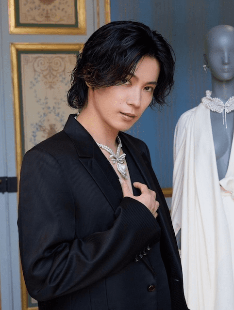 「人類で1番パールが似合う男」人気アイドルの貴公子すぎる最新ショットにファン悶絶