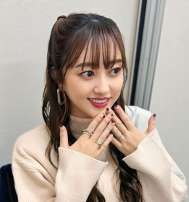 菊地亜美、最近のヘア＆衣装を公開！ゆる巻きからポニーまで新たな挑戦