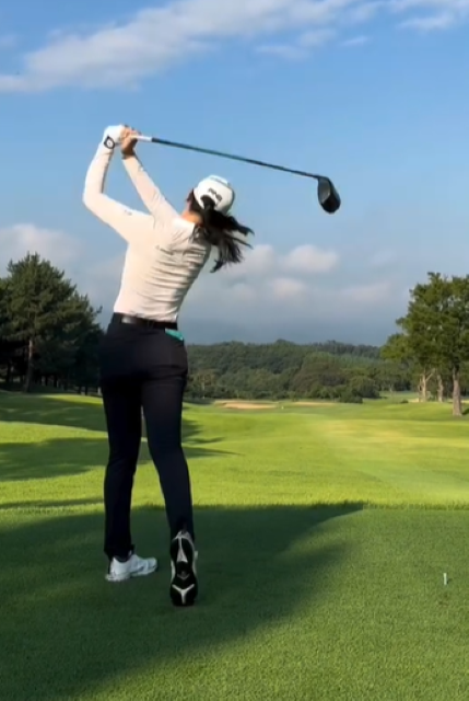 美しすぎる朝練習！プロゴルファー・石昱婷 朝日を背にしたシルエットが素敵すぎる！