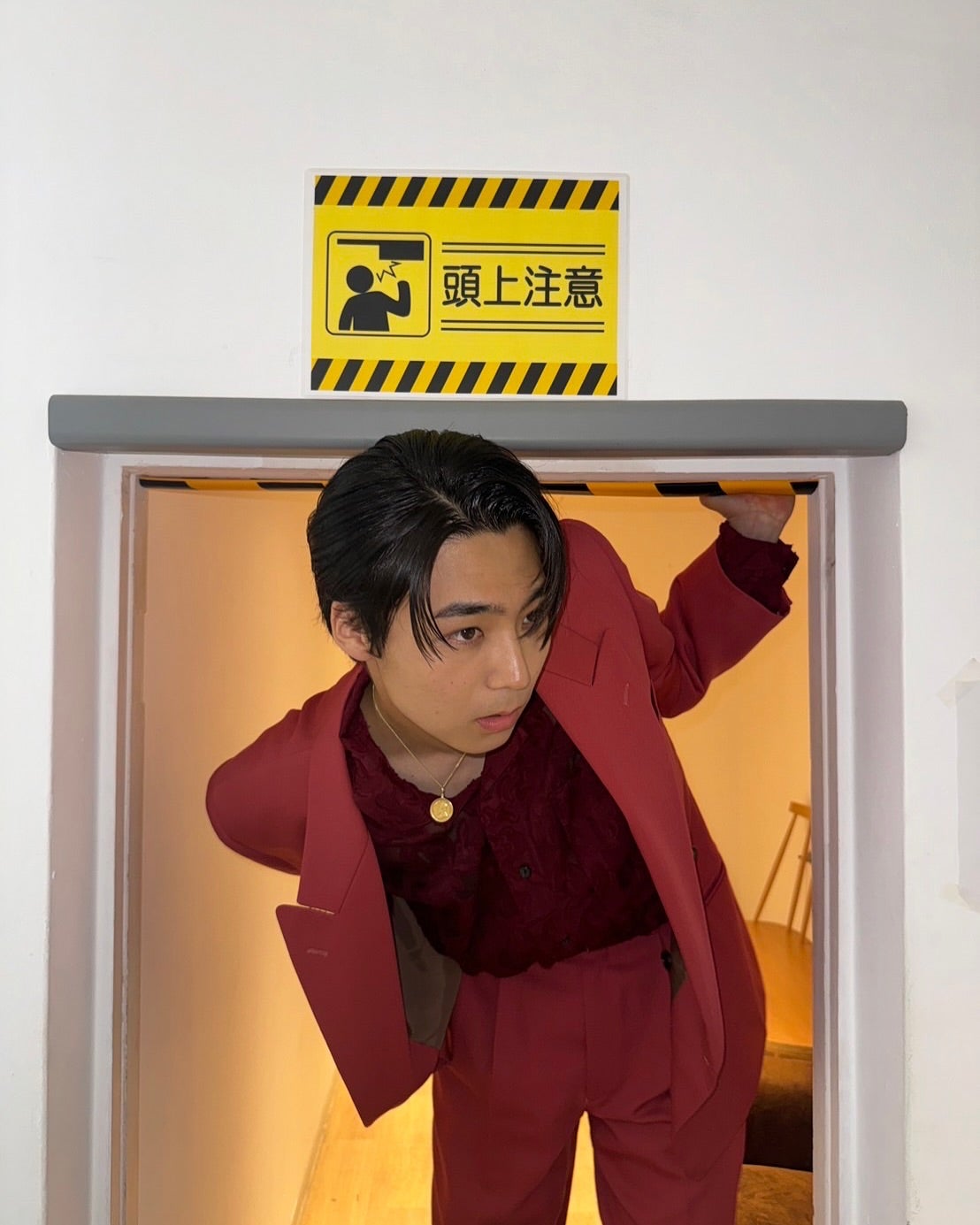 ドラマ『御上先生』に出演しているWATWING・八村倫太郎が最新ショットを公開！赤スーツがかっこよすぎる！